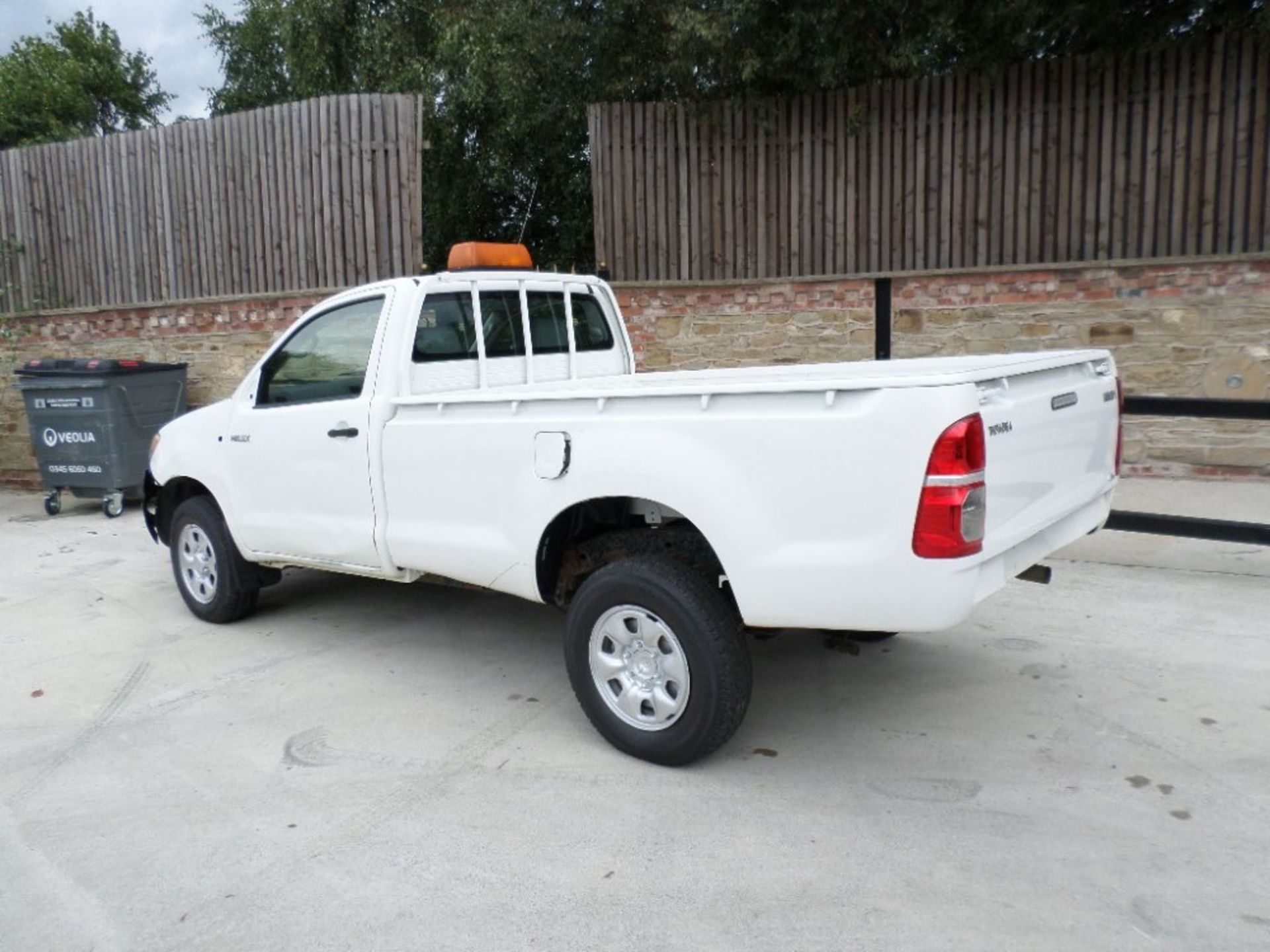 10 reg TOYOTA HILUX HL2 D-4D 4 X 4 S/C (LOCATION SHEFFIELD) 1ST REG 03/10, 96260M [+ VAT] - Image 4 of 6