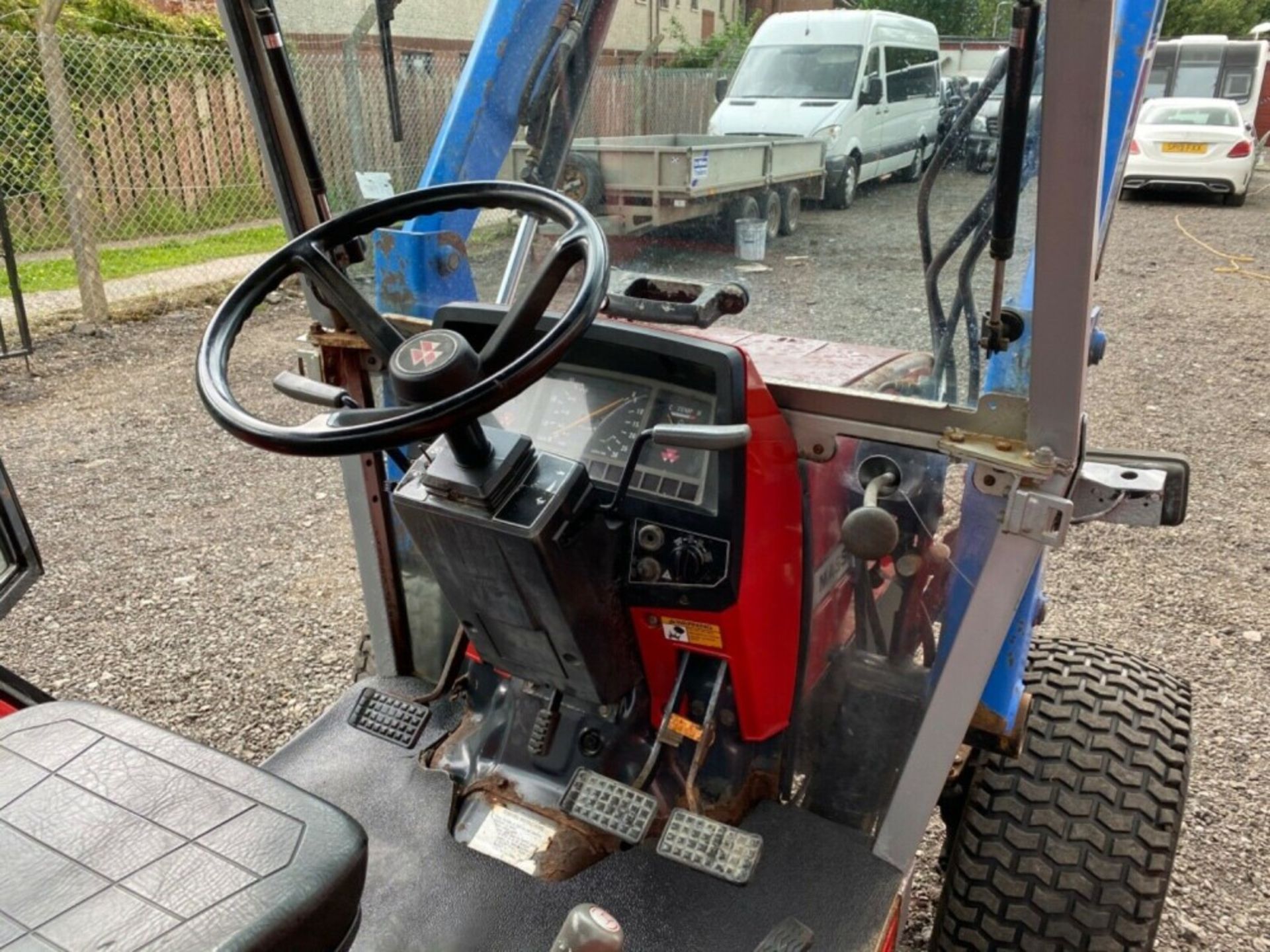 MASSEY FERGUSON 1260 4WD FULL CAB COMPACT TRACTOR C/W LEWIS LANDLUGGER LOADER [+ VAT] - Image 3 of 4