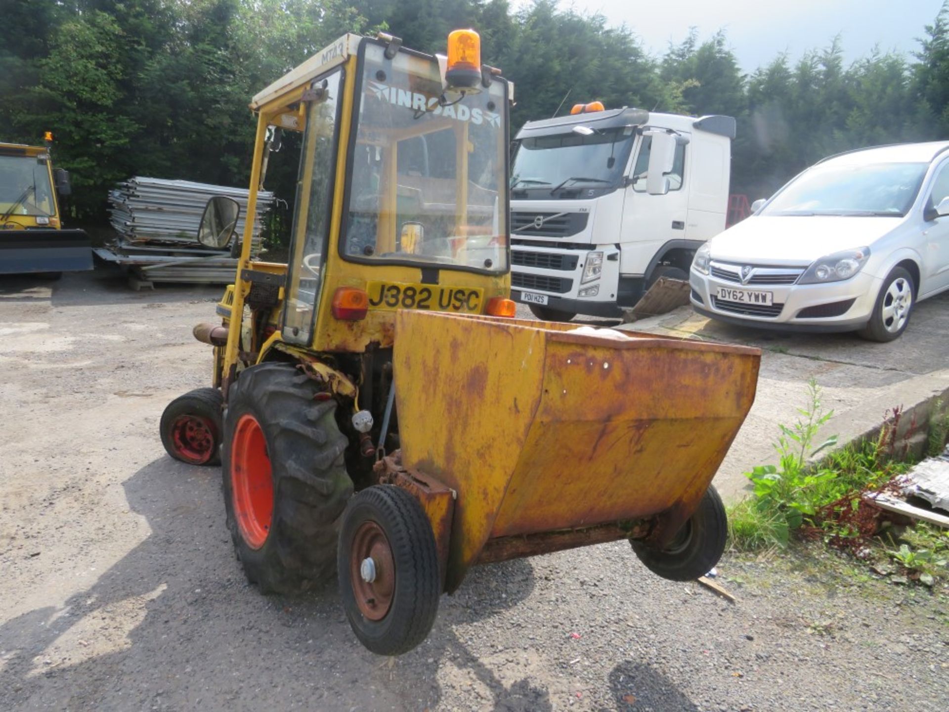 J reg KUBOTA 4x4 TRACTOR, 1ST REG 10/91, V5 HERE, 1 FORMER KEEPER (NON RUNNER) (NO KEYS)[+ VAT] - Image 2 of 4