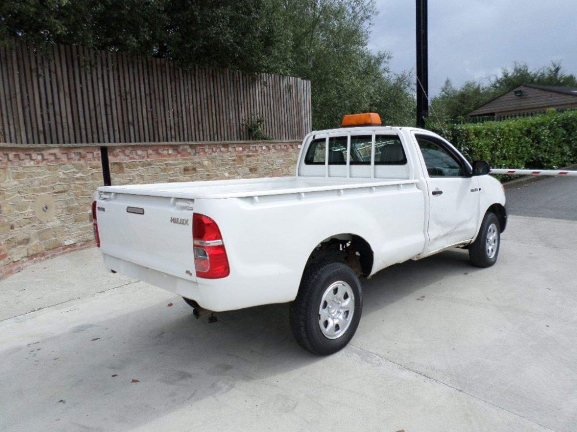 10 reg TOYOTA HILUX HL2 D-4D 4 X 4 S/C (LOCATION SHEFFIELD) 1ST REG 03/10, 96260M [+ VAT] - Image 3 of 6