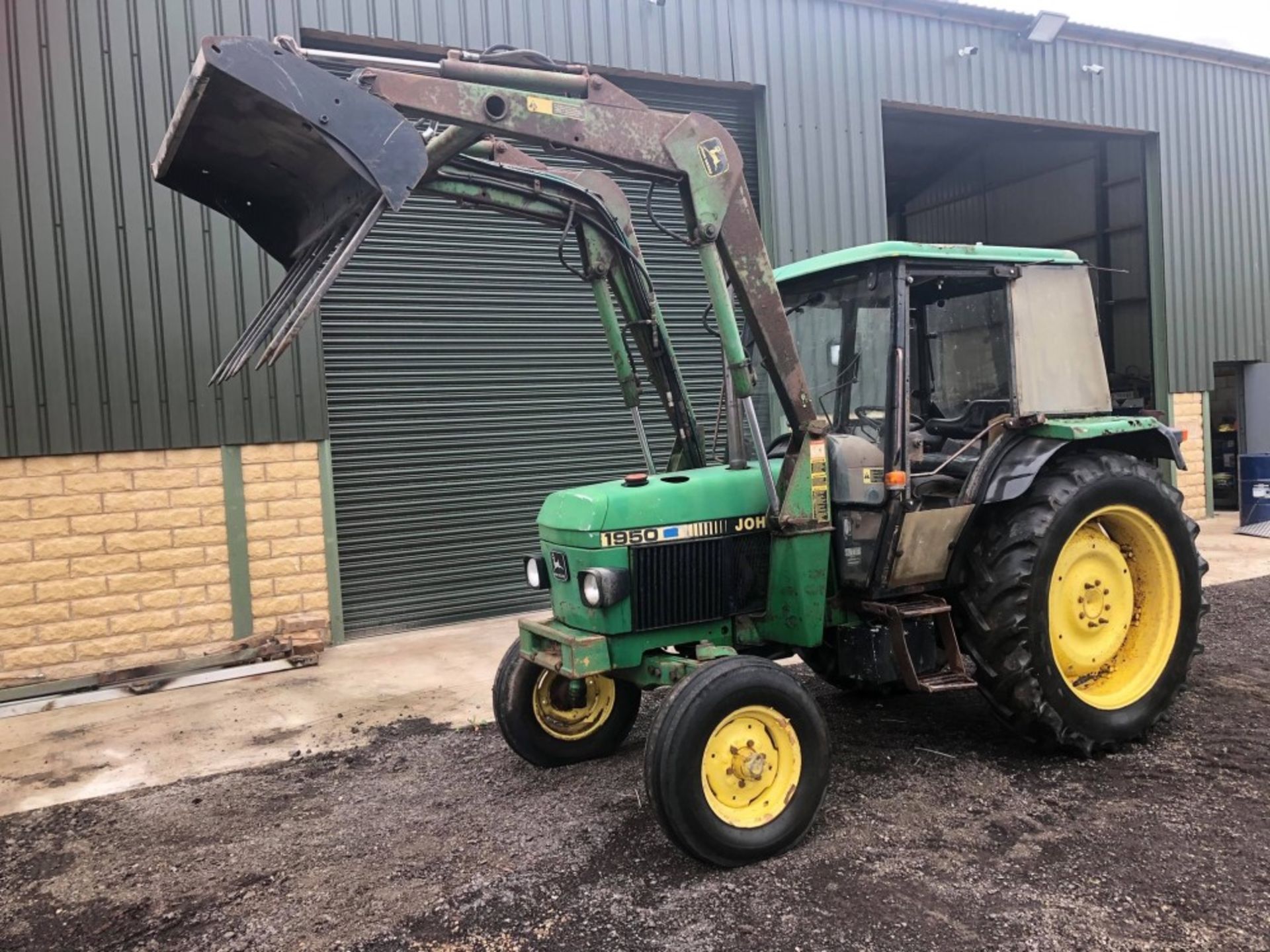 H reg JOHN DEERE 1950 TRACTOR C/W JD175 POWER LOADER & MUCK FORK (LOCATION SHEFFIELD) 6242 HOURS, NO - Image 2 of 5