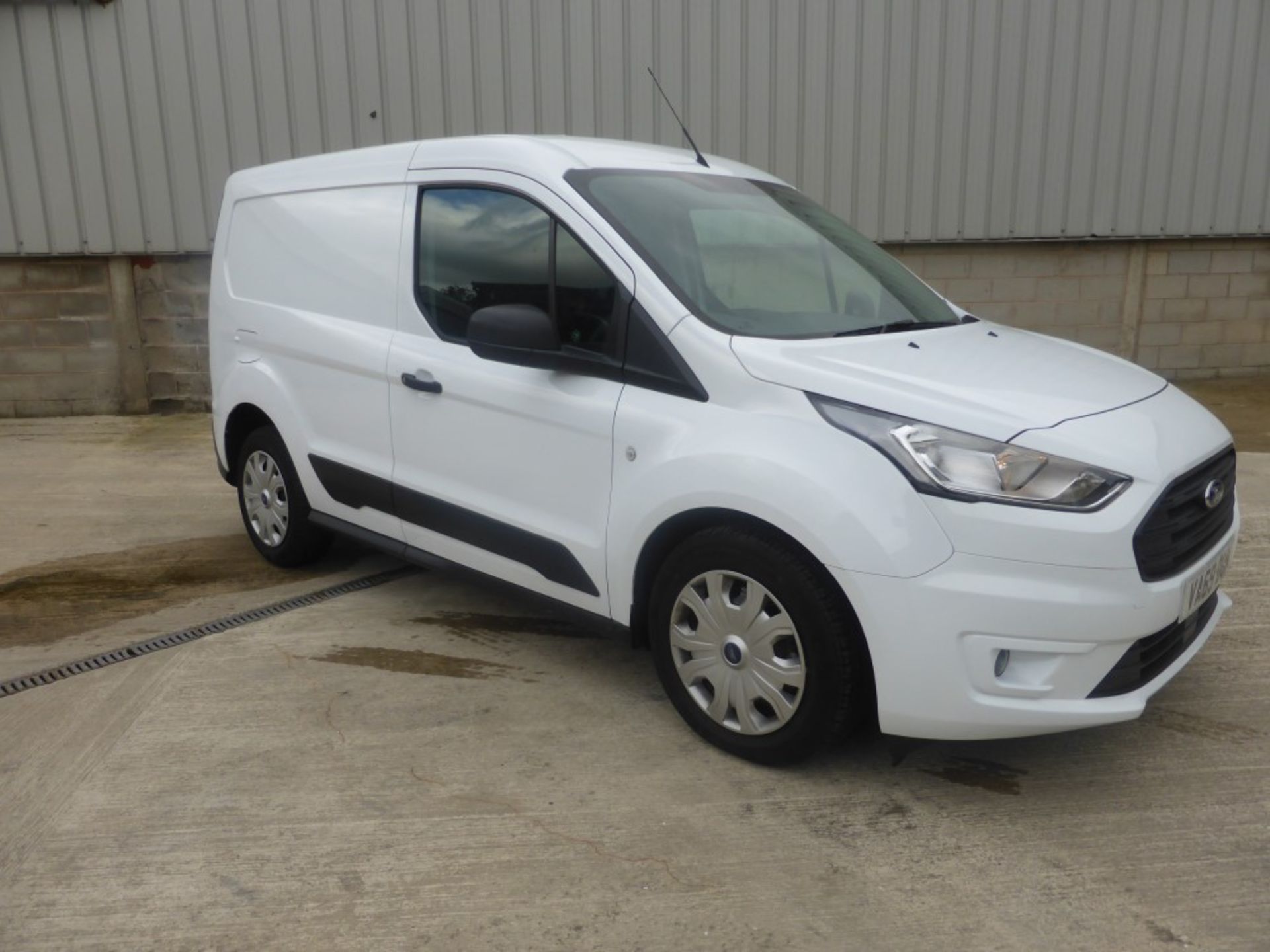 69 reg FORD TRANSIT CONNECT 220 TREND TDCI (LOCATION PADIHAM) 1ST REG 01/20, 207.9 MILES, PLY LINED,