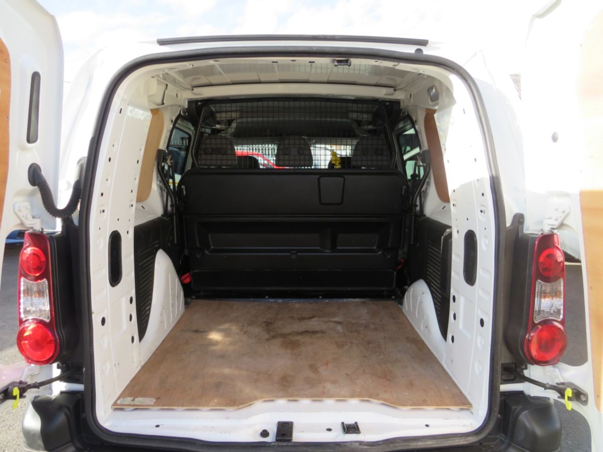 17 reg CITROEN BERLINGO 725 X BLUE HDI, 1ST REG 03/17, TEST 03/21, 83822M WARRANTED, V5 HERE, 1 - Image 5 of 6