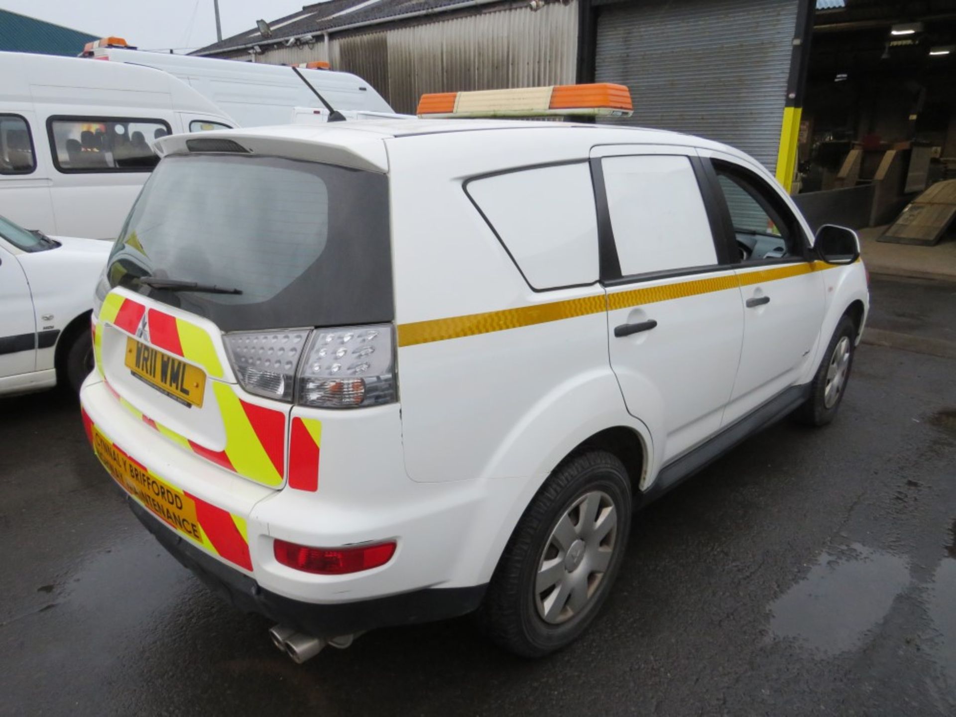 11 reg MITSUBISHI OUTLANDER GX1 4WORK DI-D 4 X 4 (DIRECT COUNCIL) 1ST REG 05/11, TEST 03/21, 121391M - Image 4 of 5