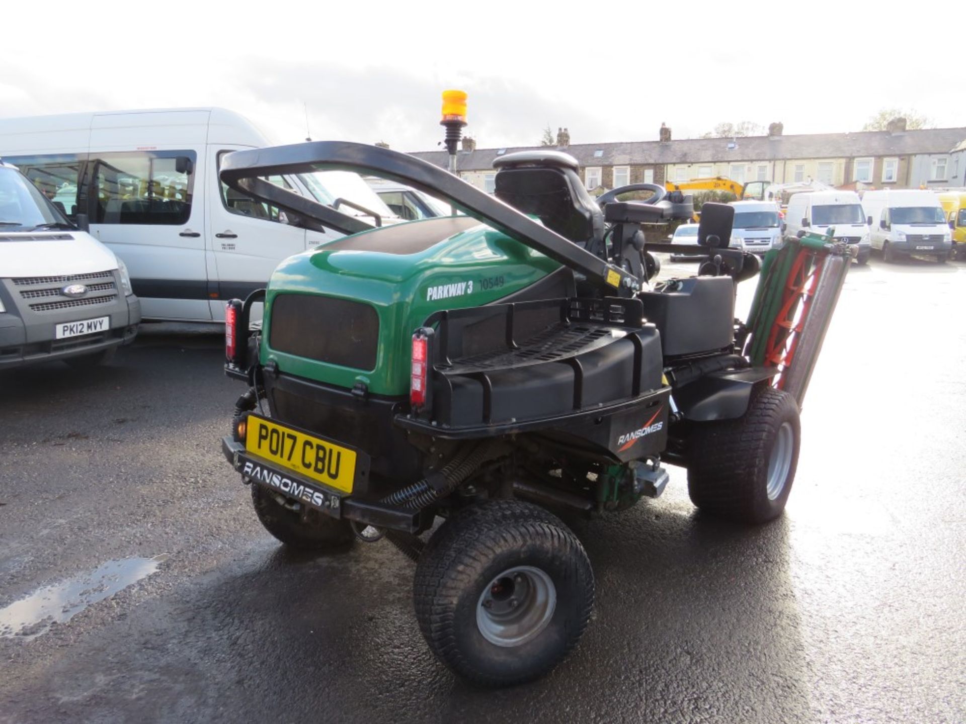 17 reg RANSOME PARKWAY 3 RIDE ON TRIPLE MOWER (DIRECT COUNCIL) 1ST REG 04/17, 308 HOURS [+ VAT] - Image 4 of 5