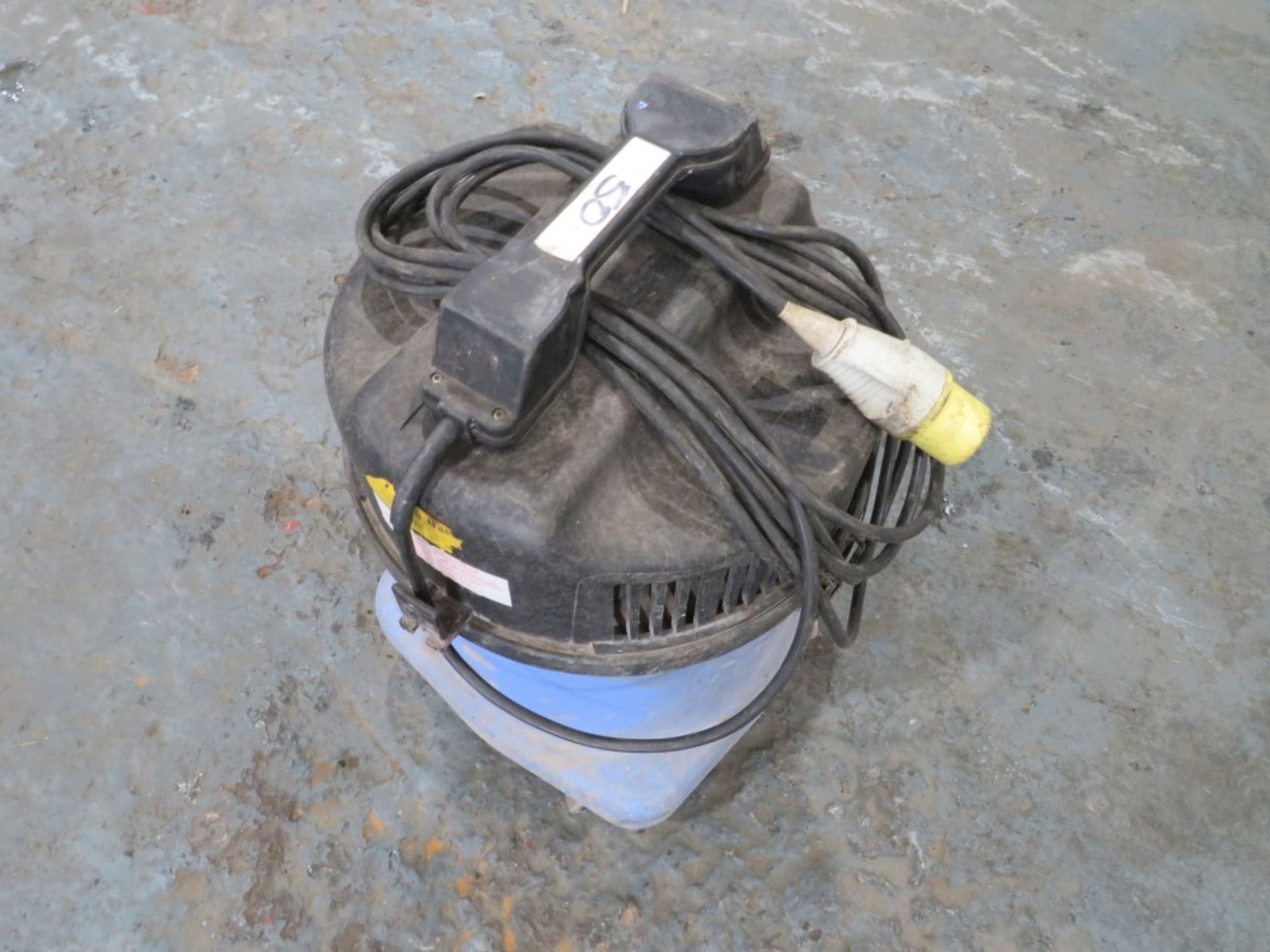 110V SMALL INDUSTRIAL VACCUM CLEANER (DIRECT HIRE CO) [+ VAT]