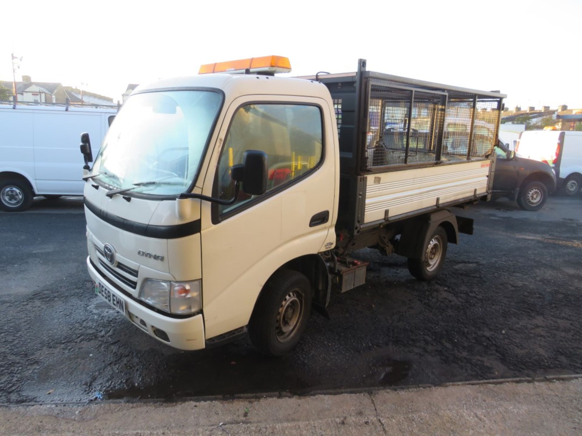 58 reg TOYOTA DYNA 300 D-4D SWB TIPPER (DIRECT COUNCIL) 1ST REG 11/08, 136368M, V5 HERE, 1 OWNER - Image 2 of 5