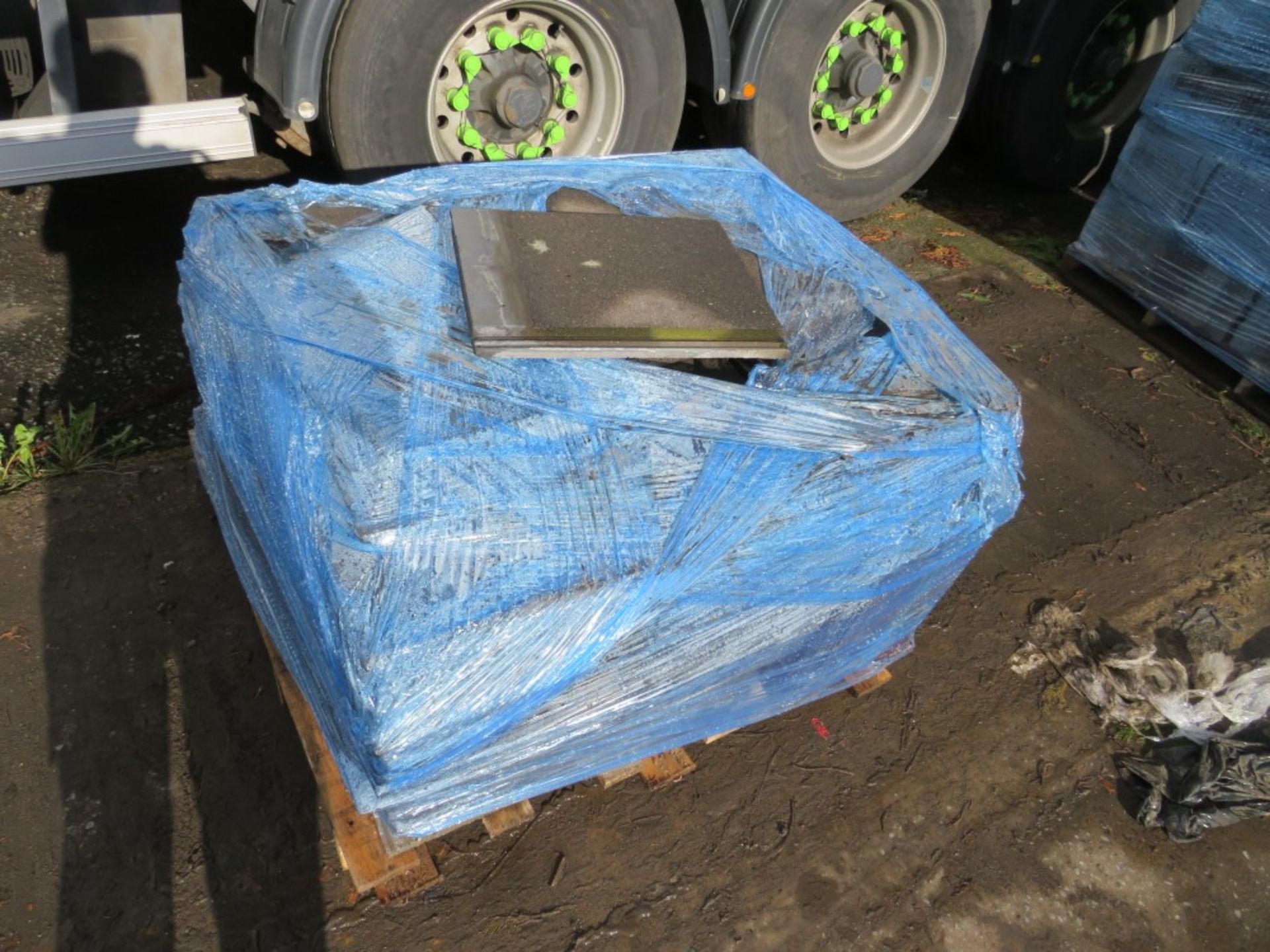 PALLET OF ROOFING TILES [+ VAT]