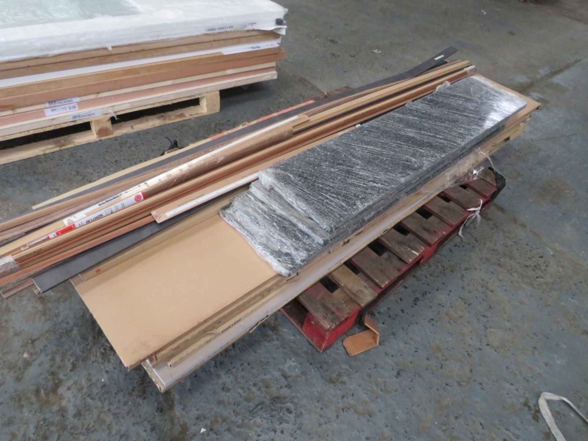 PALLET OF KITCHEN END PANELS & 4 PIECES OF GRANITE [NO VAT]