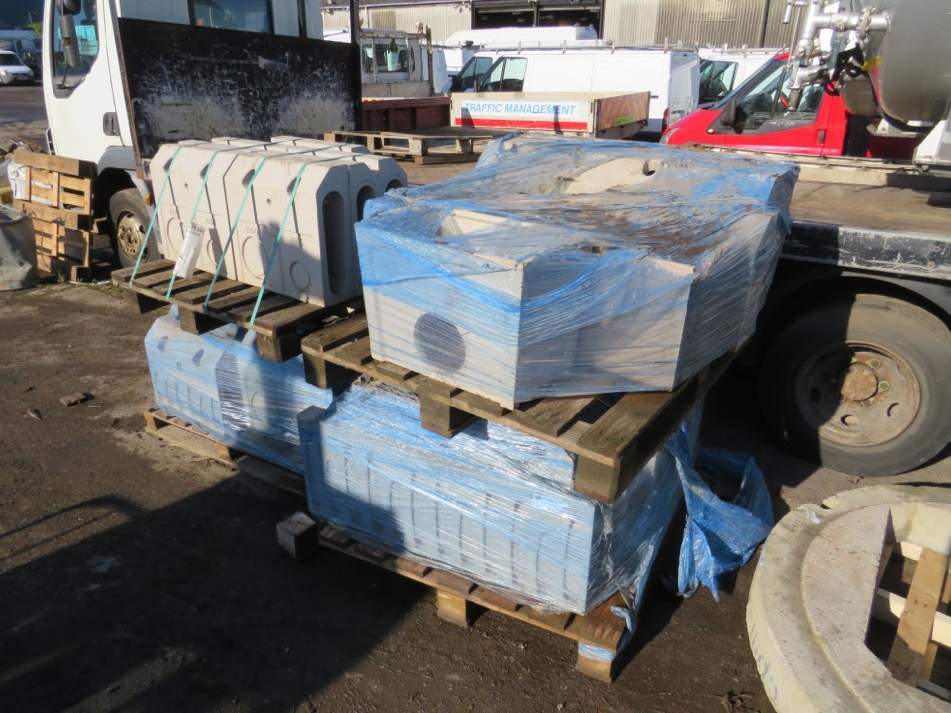 4 X PALLETS RESIN DRAINAGE KERBS (1) [+ VAT]