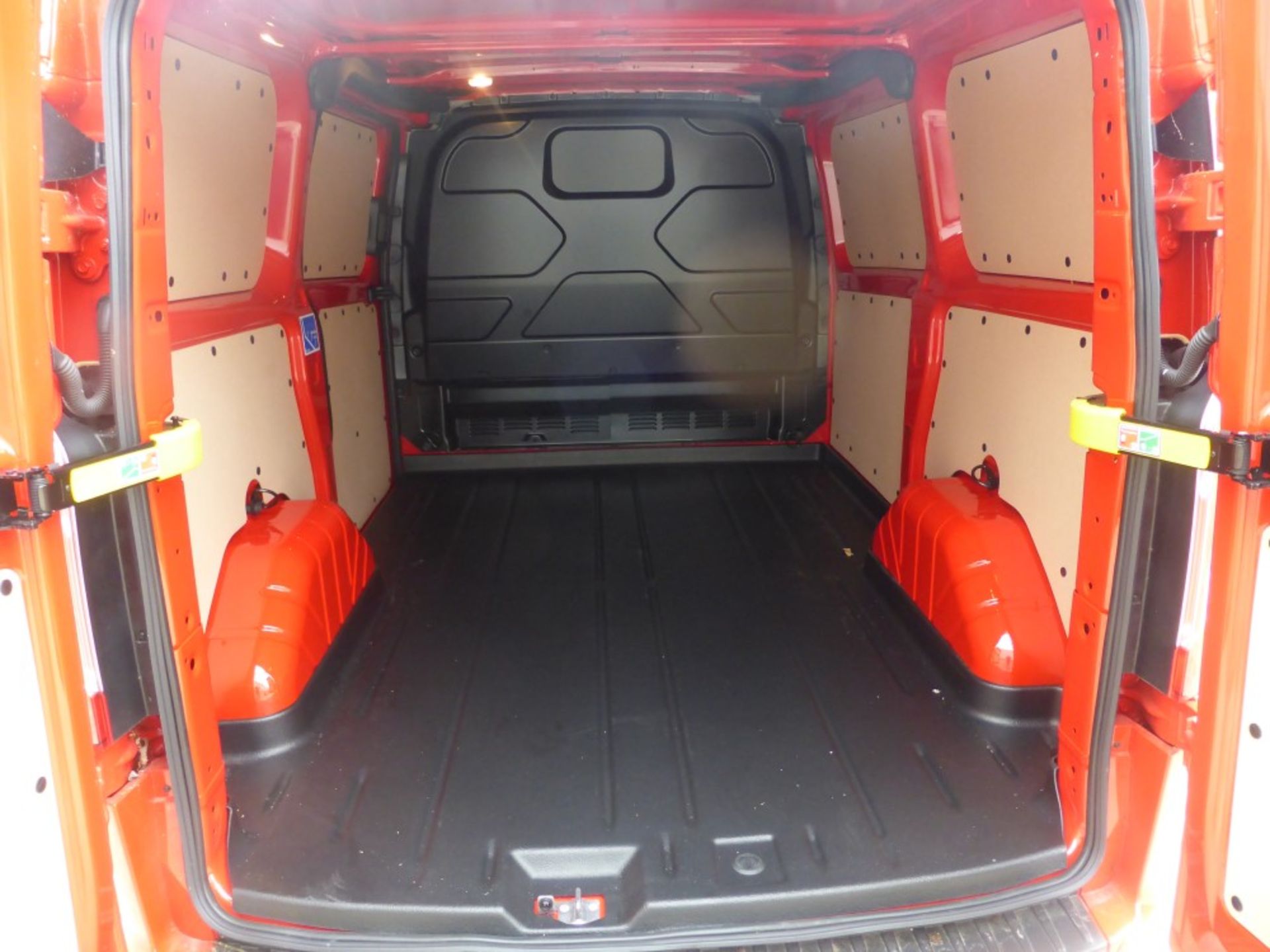 PRE-REGISTERED 20 reg FORD TRANSIT CUSTOM 2.0 LIMITED (LOCATION PADIHAM) 246.7M, APP CONNECT, PARK - Image 6 of 9