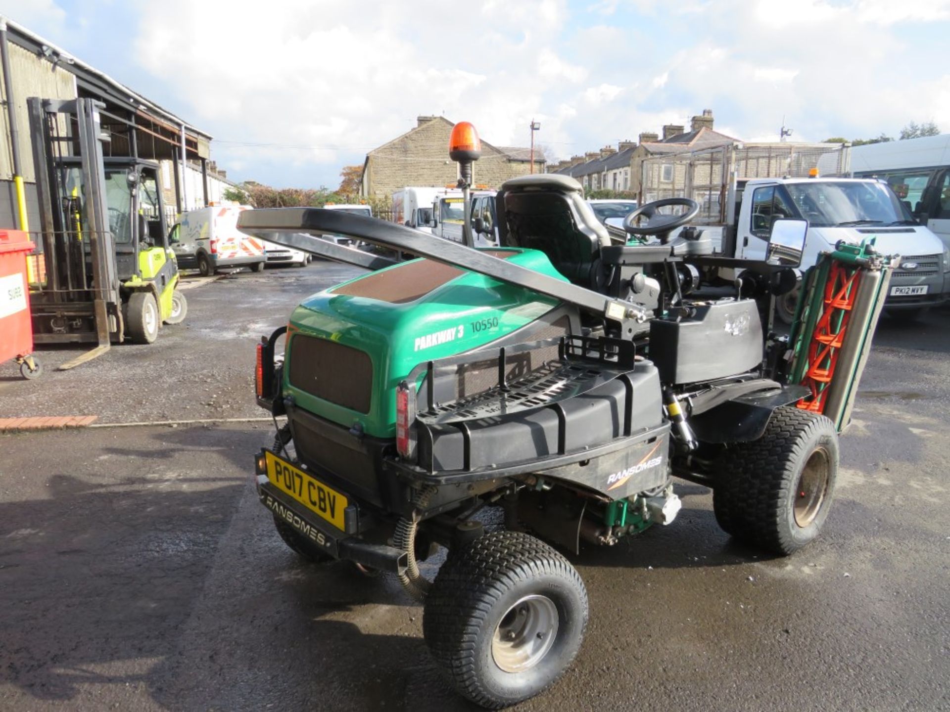 17 reg RANSOME PARKWAY 3 RIDE ON TRIPLE MOWER (DIRECT COUNCIL) 1ST REG 04/17, 306 HOURS [+ VAT] - Image 4 of 5