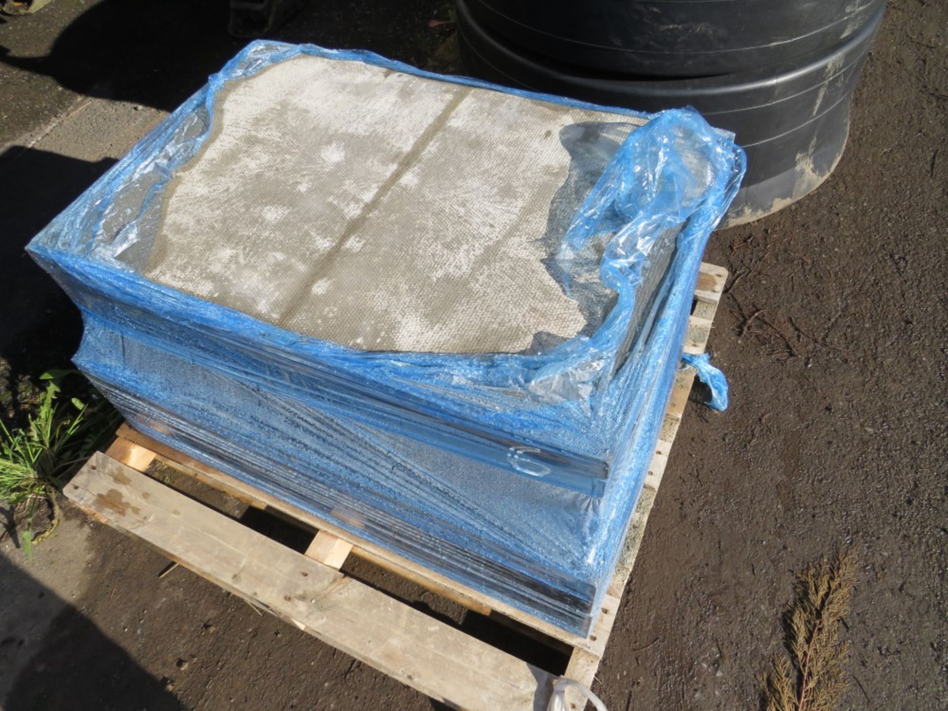 6 x CONCRETE KERBS & 3 X 3x2 CONCRETE FLAGS (6) [+ VAT]