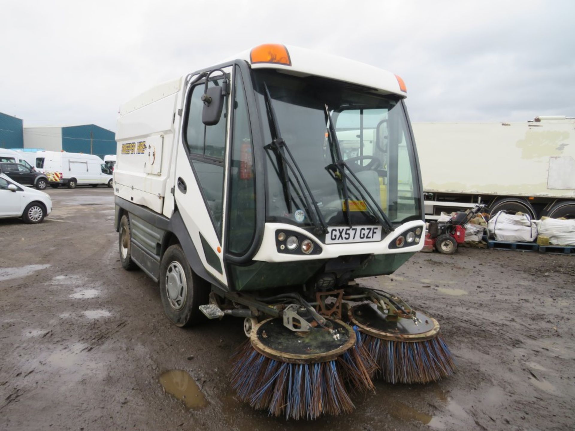 57 reg JOHNSTON CX400 SWEEPER, 1ST REG 01/08, V5 HERE, 2 FORMER KEEPERS [+ VAT] - Image 2 of 6