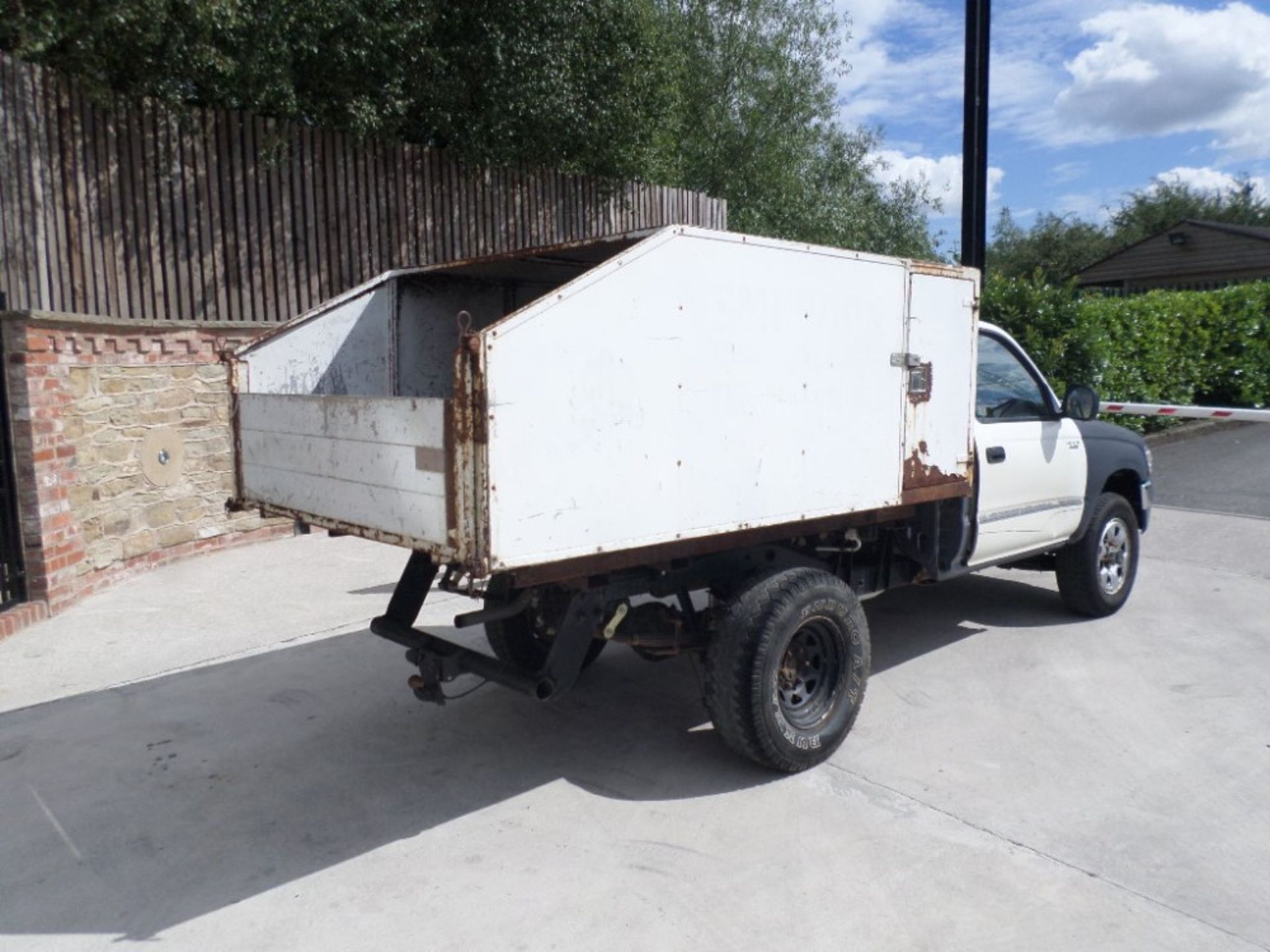 Y reg TOYOTA HILUX 4 X 4 EX TD TIPPER (LOCATION SHEFFIELD) 1ST REG 03/01, 76153M, V5 HERE, 4 - Image 3 of 6