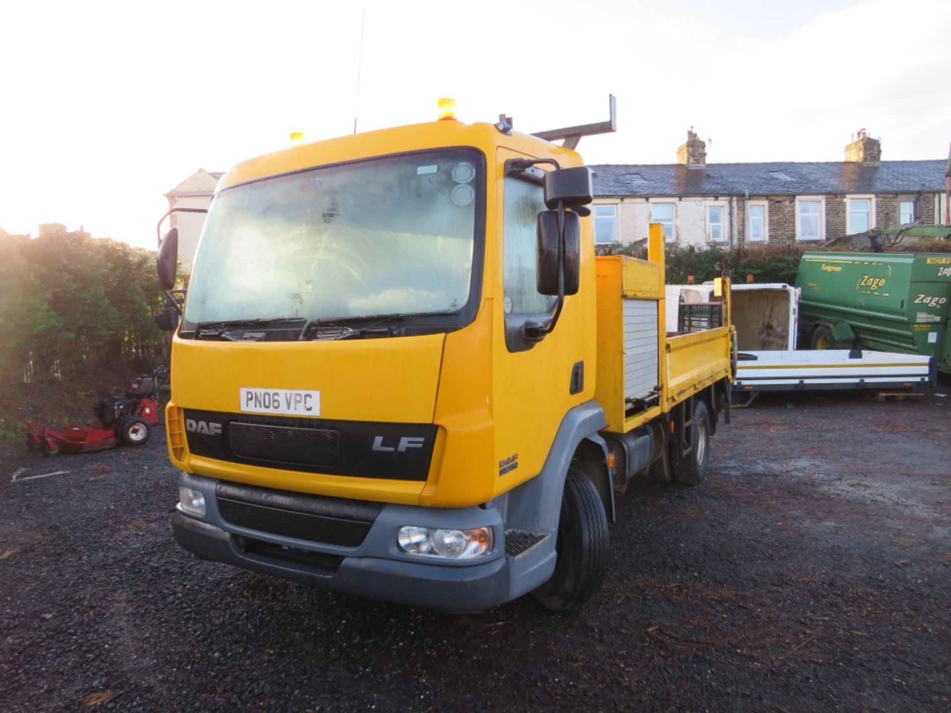 06 reg DAF LF45.150 TIPPER, 1ST REG 06/06, NO MILAGE DISPLAYED, V5 HERE, 1 OWNER FROM NEW [+ VAT] - Image 2 of 7