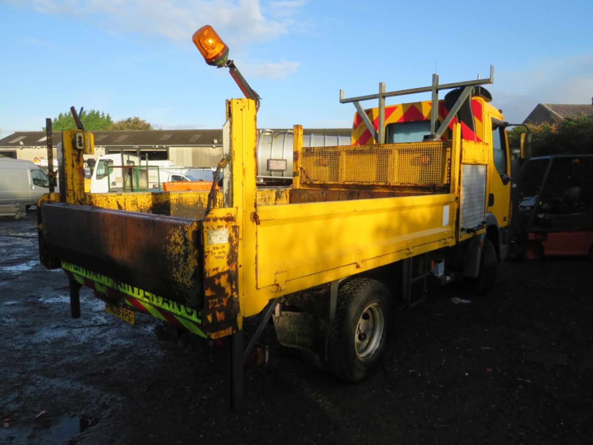 06 reg DAF LF45.150 TIPPER, 1ST REG 06/06, NO MILAGE DISPLAYED, V5 HERE, 1 OWNER FROM NEW [+ VAT] - Image 4 of 7