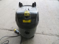 SMALL INDUSTRIAL VACUUM CLEANER (DIRECT HIRE CO) [+ VAT]