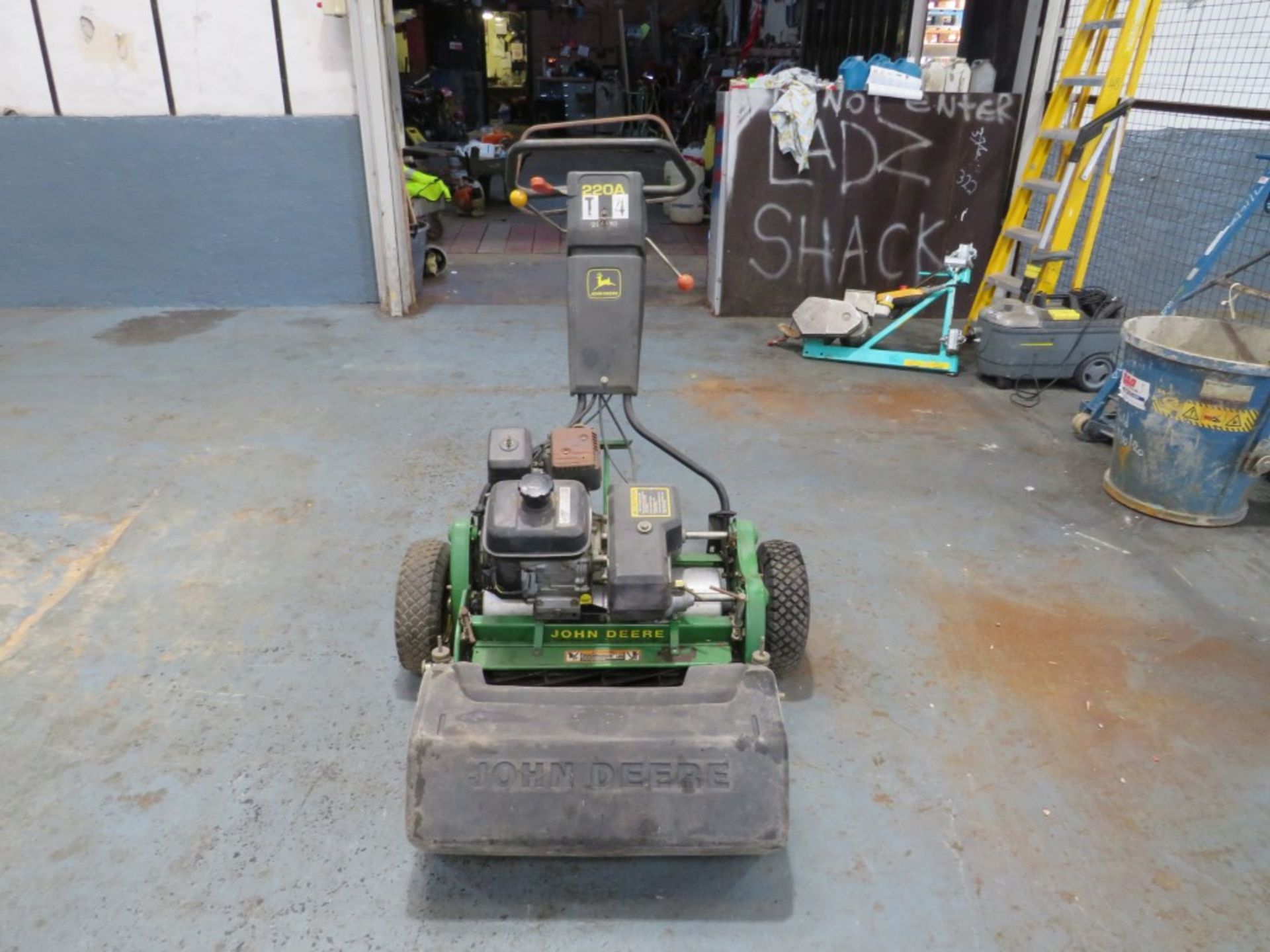 JOHN DEERE 220 FINE CUT GREEN MOWERS & BOX [NO VAT]