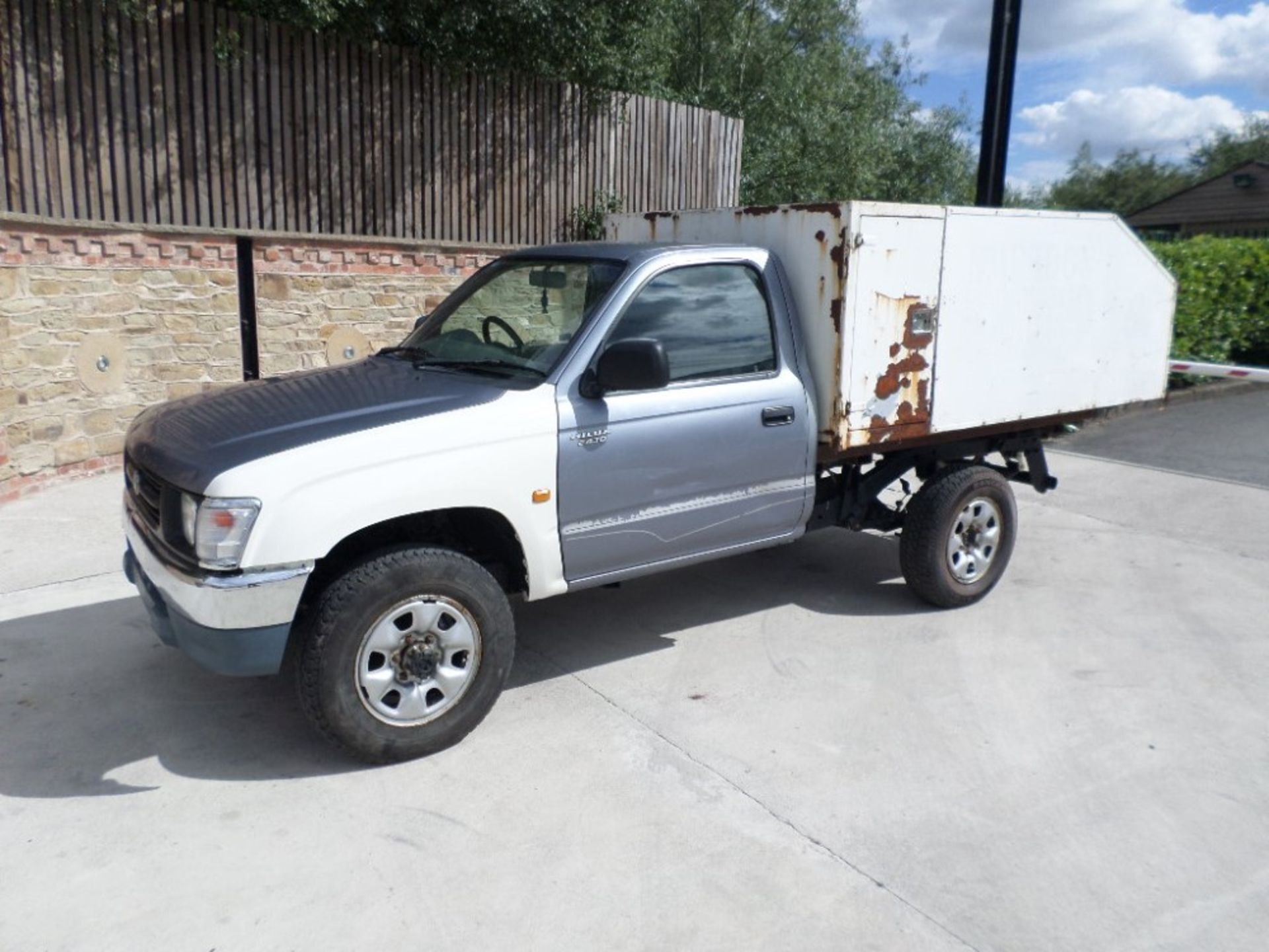 Y reg TOYOTA HILUX 4 X 4 EX TD TIPPER (LOCATION SHEFFIELD) 1ST REG 03/01, 76153M, V5 HERE, 4 - Image 2 of 6