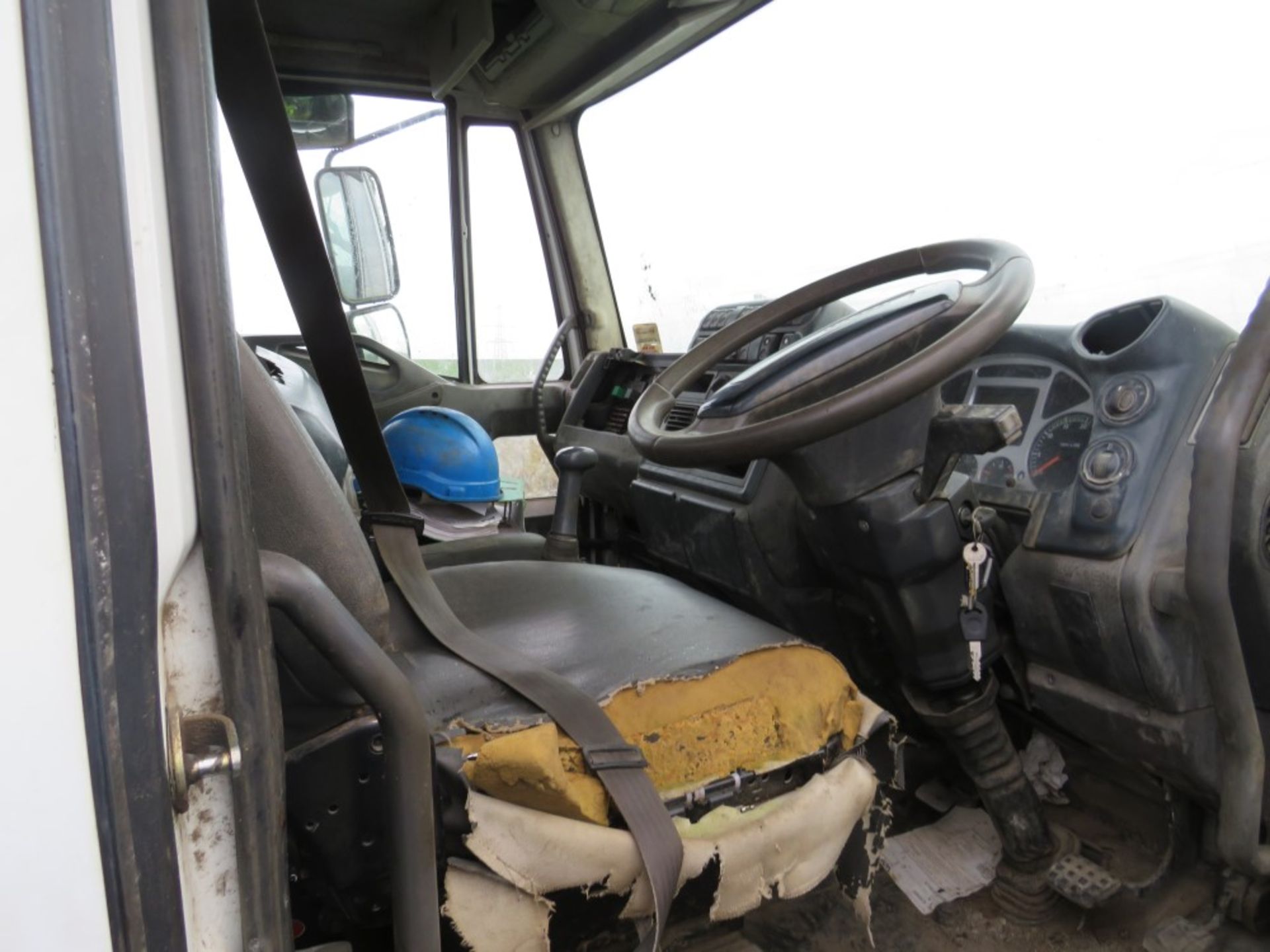 05 reg IVECO EUROCARGO 705t TIPPER (NON RUNNER) (LOCATION BLACKBURN) ELECTRICAL FAULT, V5 & KEYS - Image 2 of 2