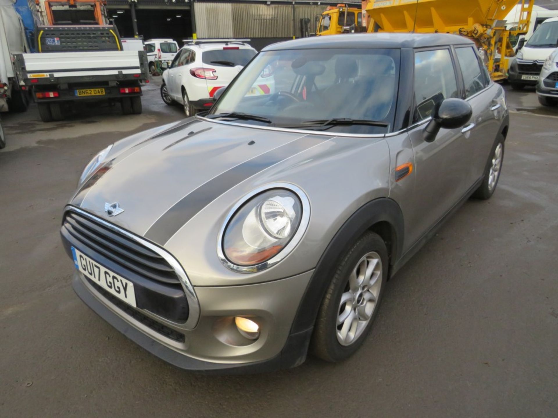 17 reg MINI COOPER D, 1ST REG 03/17, 85679M WARRANTED, V5 HERE, 1 OWNER FROM NEW [VAT QUALIFYING] - Image 2 of 5