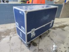 LARGE FLIGHT CASE ON WHEELS [NO VAT]