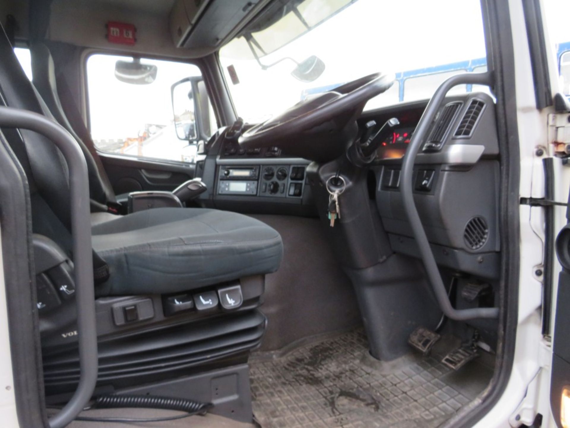 60 reg VOLVO FM460 TRACTOR UNIT (DIRECT UNITED UTILITIES WATER) 1ST REG 01/11, TEST 04/21, 691668KM, - Image 5 of 5