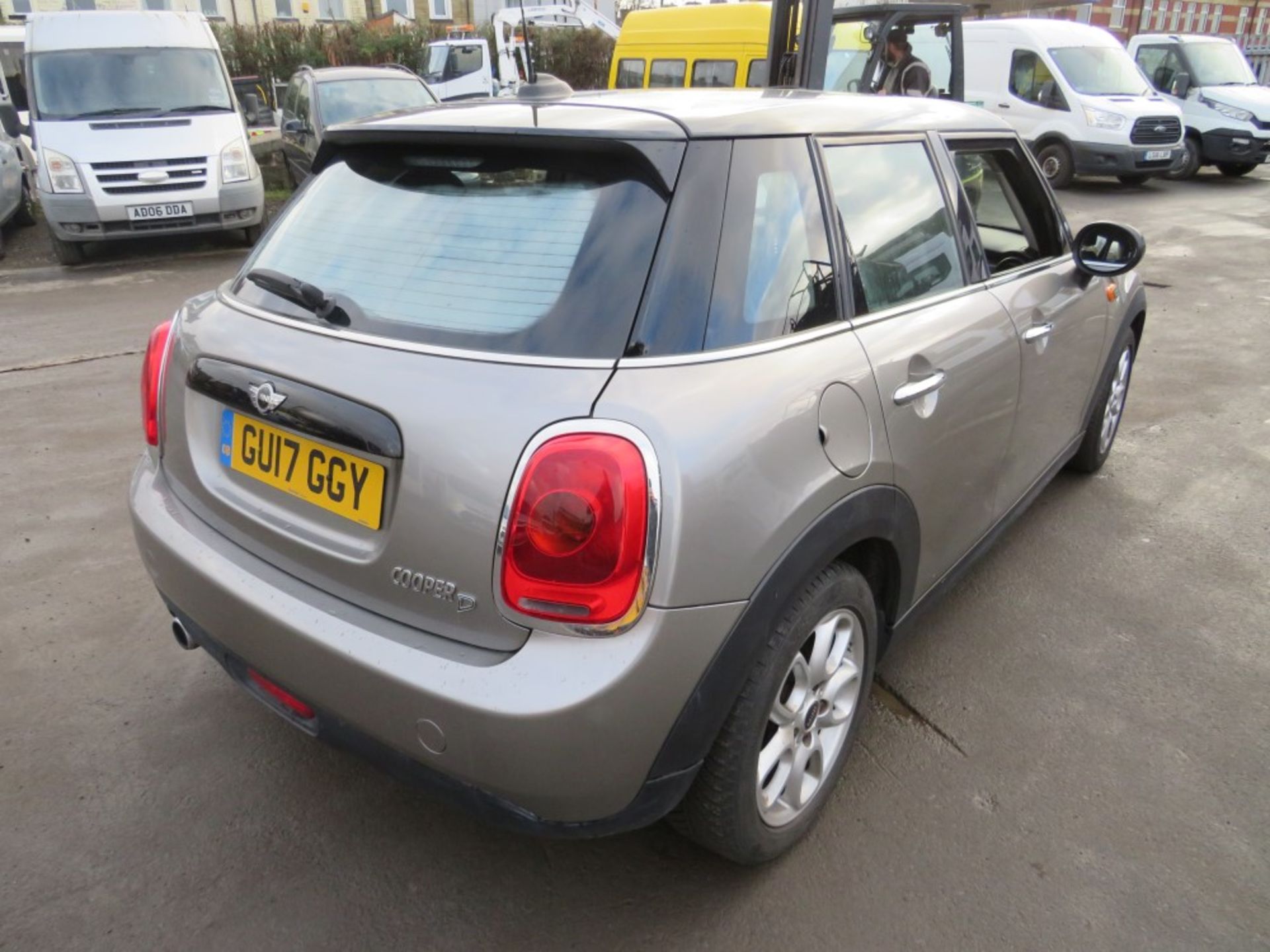 17 reg MINI COOPER D, 1ST REG 03/17, 85679M WARRANTED, V5 HERE, 1 OWNER FROM NEW [VAT QUALIFYING] - Image 4 of 5