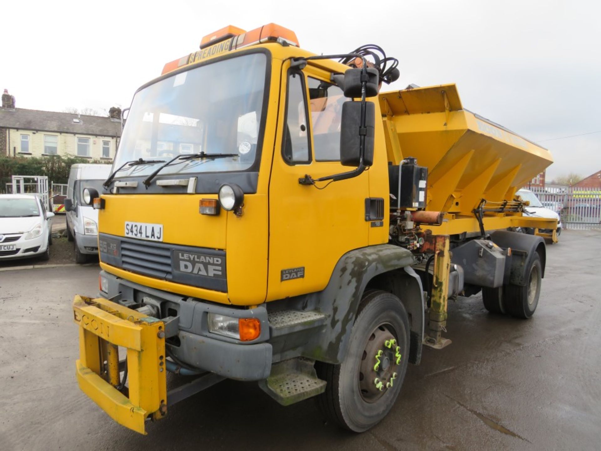 S reg DAF FA55.210 HOOK LIFT GRITTER C/W ATLAS CRANE, 1ST REG 11/98, 350060KM NOT WARRANTED, V5 - Image 2 of 6