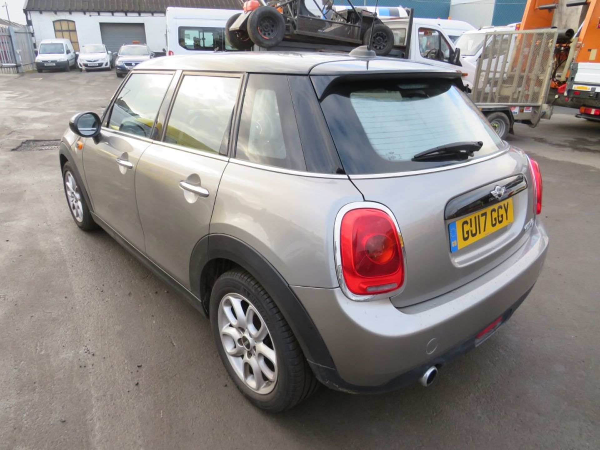 17 reg MINI COOPER D, 1ST REG 03/17, 85679M WARRANTED, V5 HERE, 1 OWNER FROM NEW [VAT QUALIFYING] - Image 3 of 5