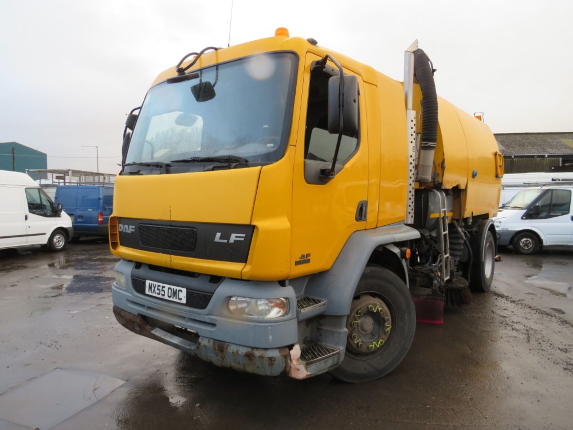 55 reg DAF FA LF55.220 ROAD SWEEPER, 1ST REG 01/06, 405180KM NOT WARRANTED, V5 HERE, 1 OWNER FROM - Image 2 of 5