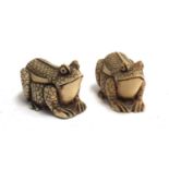 A pair of resin netsuke toad figurines, each 2.5cmH