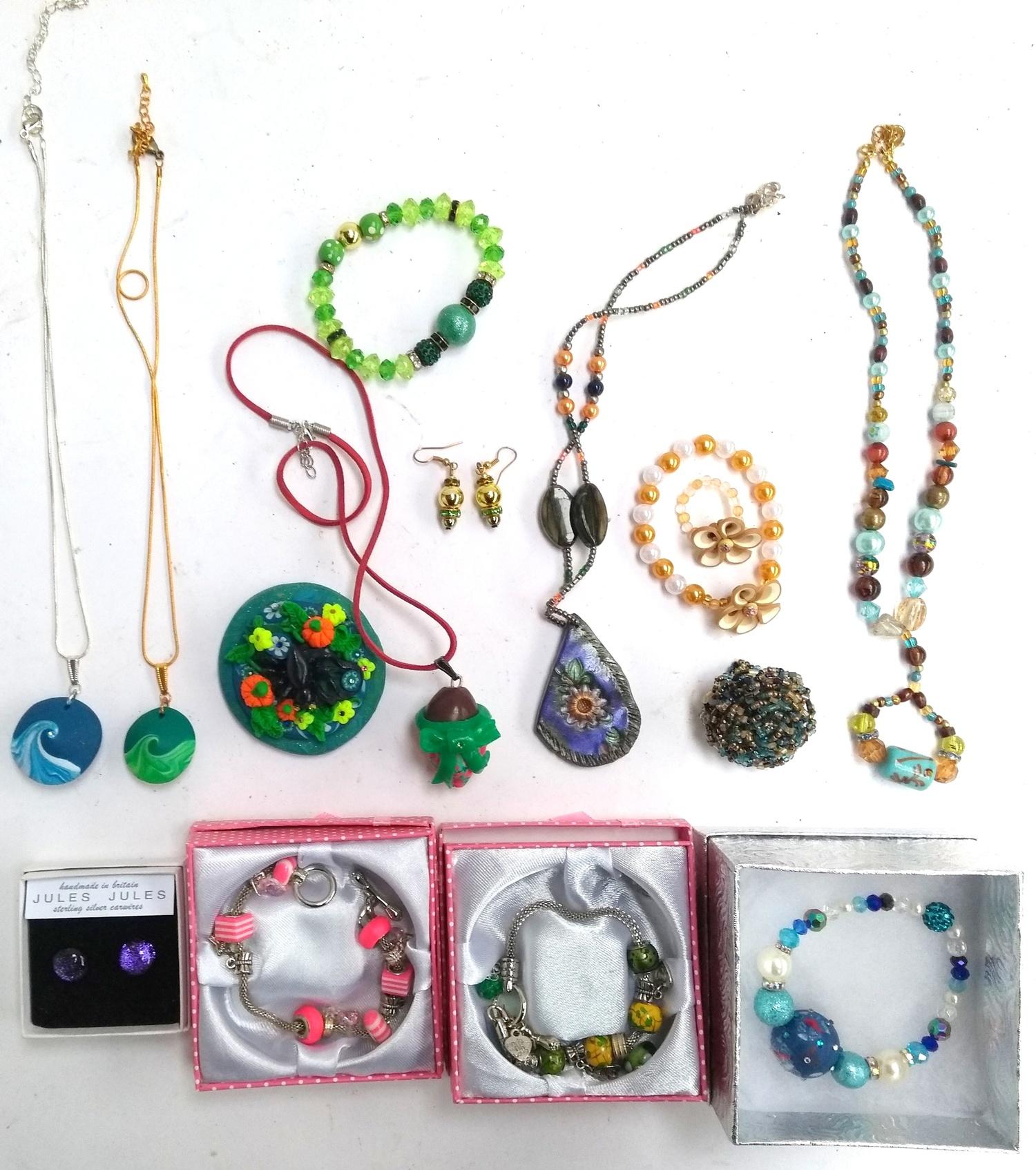 Mixed lot of costume jewellery to include bracelets, beads and earrings