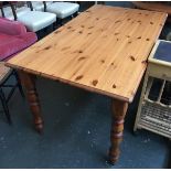 A modern pine kitchen table on turned legs, 150x85x75cmH