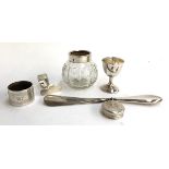 A mixed lot of silver items to include: silver handled shoe horn, small silver egg cup, dressing