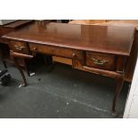 A reproduction mahogany dressing table, three drawers on cabriole legs, 130x61x74cmH