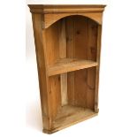 A small pine corner shelving unit, 71cmH