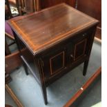 An Edwardian mahogany bedside cabinet, crossbanded top, two cupboard doors with key, 61x39x77cmH