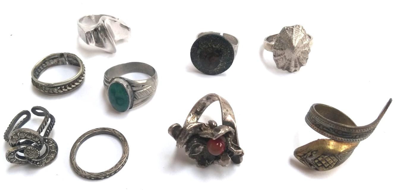 Interesting lot of rings to include one in the form of a limpet shell, another a snake (9)