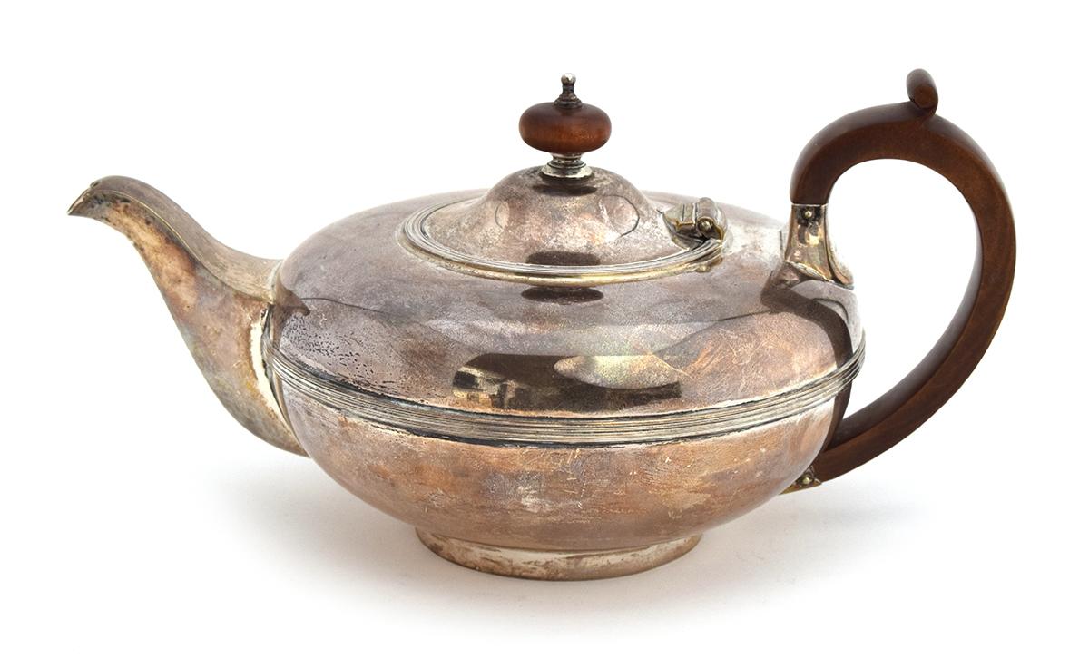 A silver teapot of compressed cylindrical form by Thomas Ducrow & Sons, Birmingham 1946, 19oz