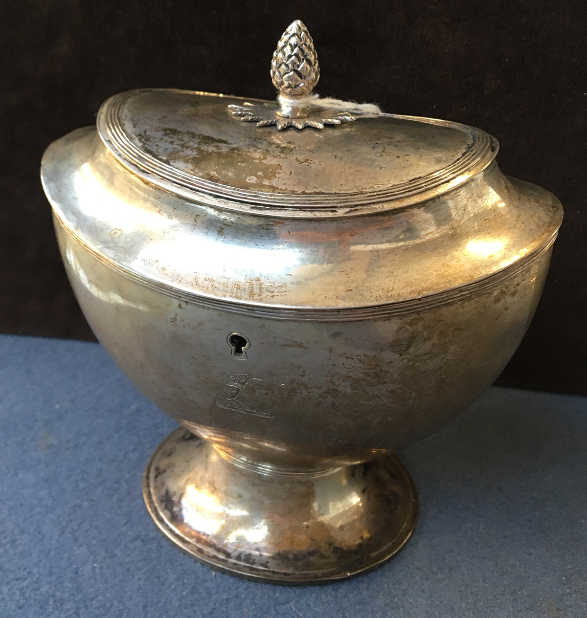 A Dutch silver tea caddy, bearing mark of Willem Diemont, Amsterdam 1843, of oval form with - Image 4 of 6
