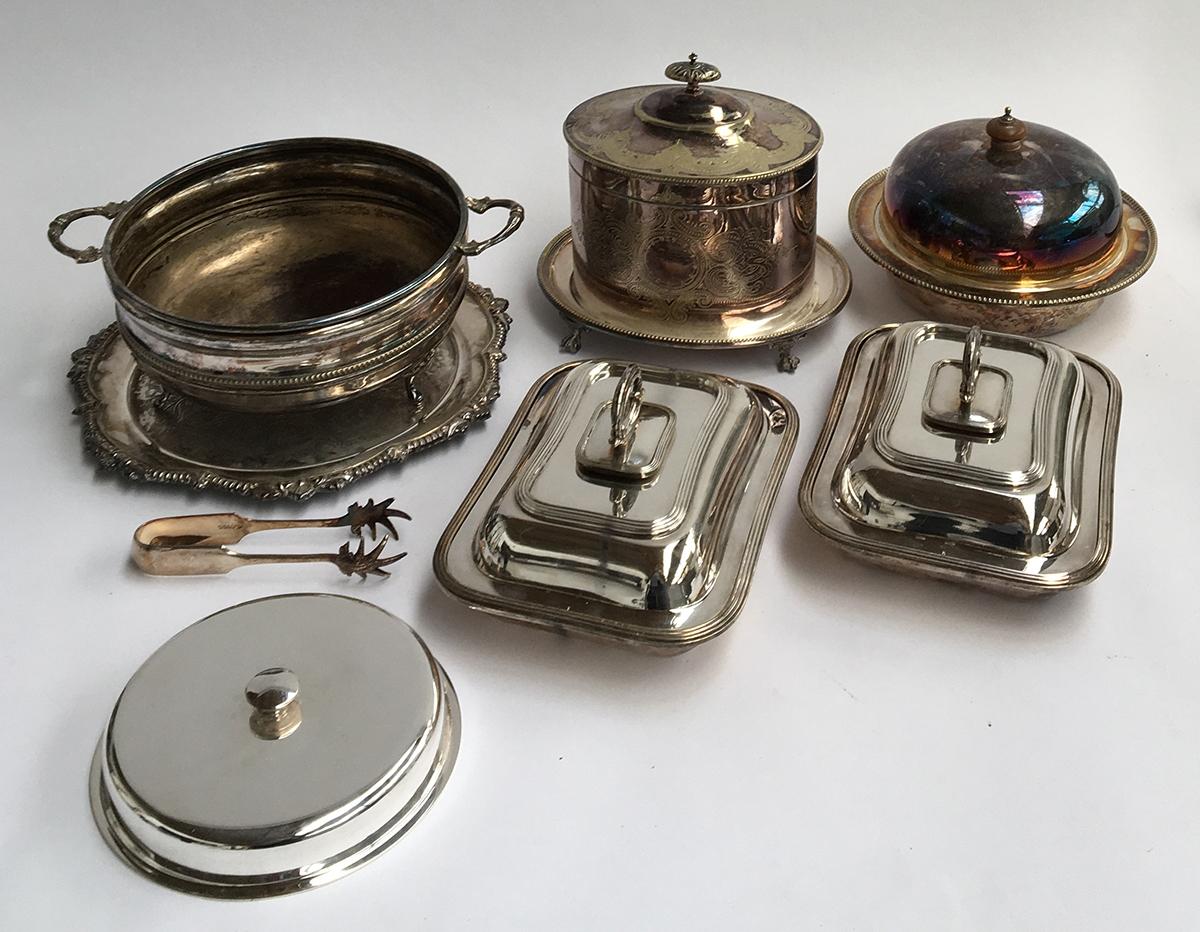 A mixed lot of plated items to include a pair of lidded entree dishes, muffin dish, lidded biscuit