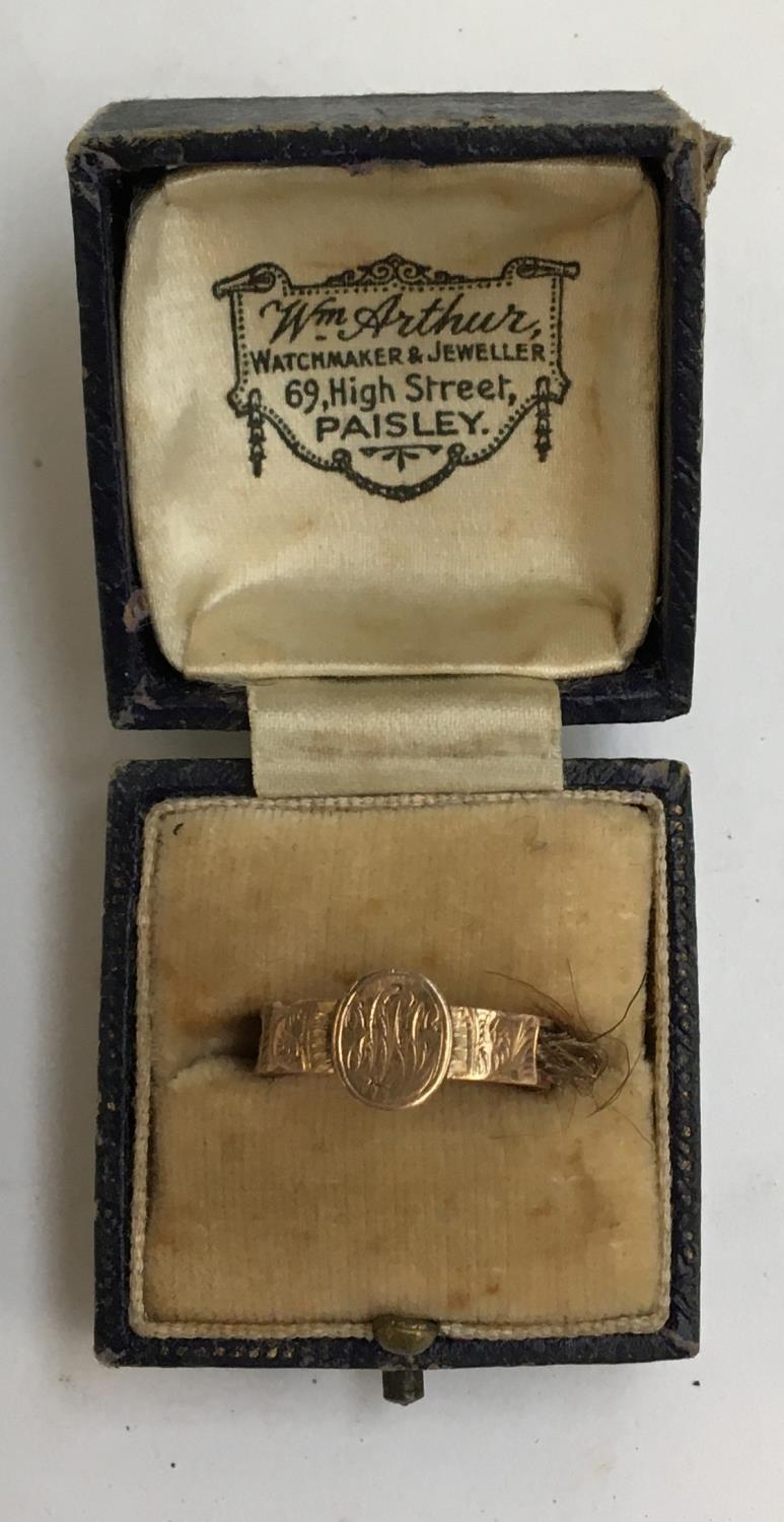 A Victorian 9ct gold memoriam ring with inset hair