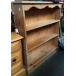 A pine bookshelf with three shelves, 82x95cm