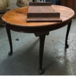 An early 20th century oval mahogany extending dining table, on cabriole legs, approx. 135cmW