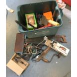 A mixed lot of tools to include vices, vintage car battery charger, vintage soldering iron, hand