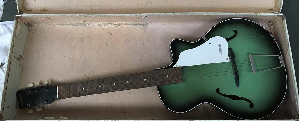 A Egmund 'Green Sunburst' acoustic guitar with cutaway and f holes, in vintage hard case - Bild 2 aus 2