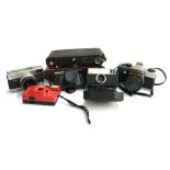 A small box of vintage cameras to include Kodak Instamatic 33; Praktica MTL5; Ricoh supershot 24;