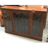 A mahogany glazed bookshelf of three shelves, 152x34x106cmH